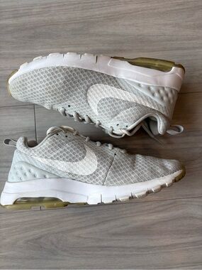 Nike Women Air Max Motion Size 7